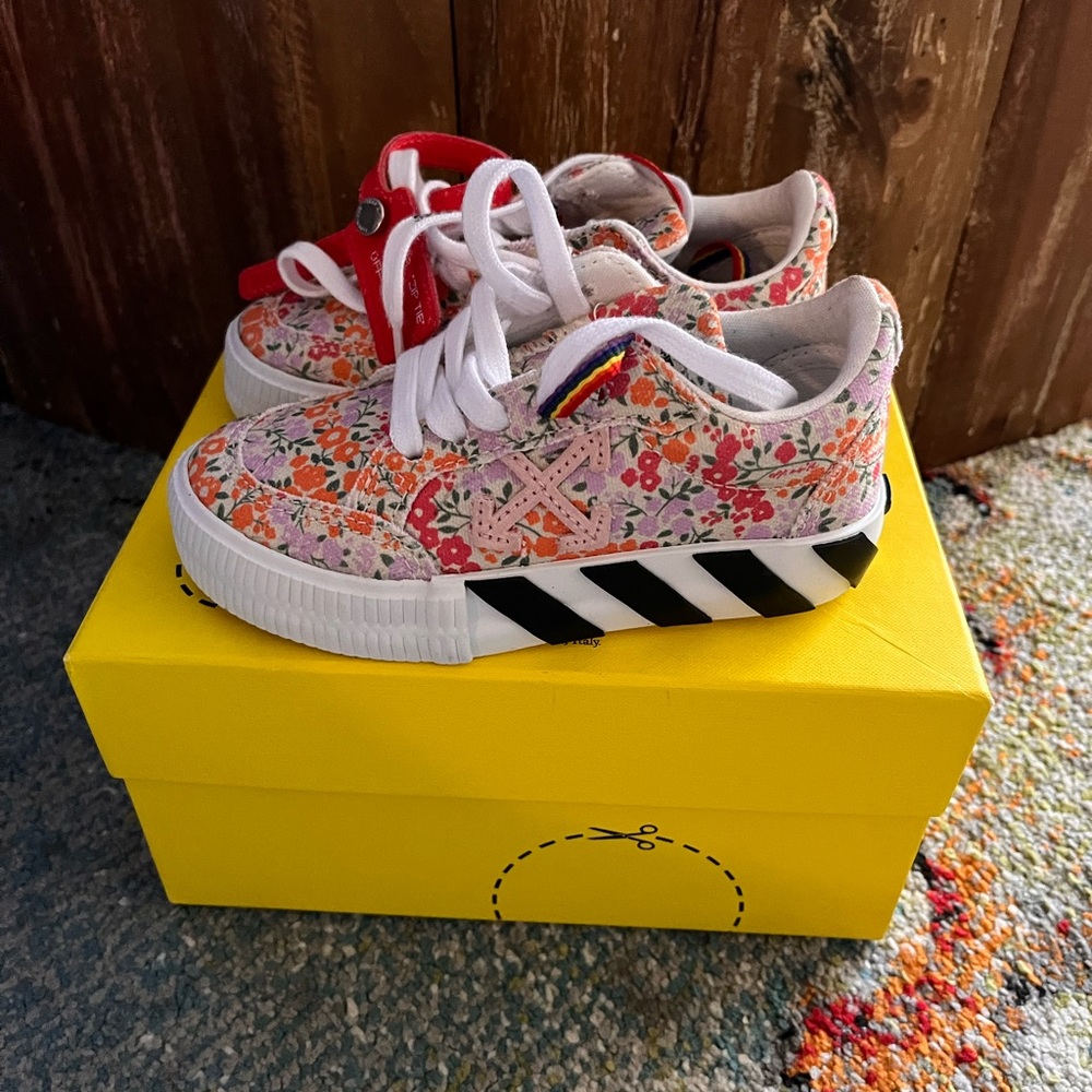 Little girls off-white flower sneakers